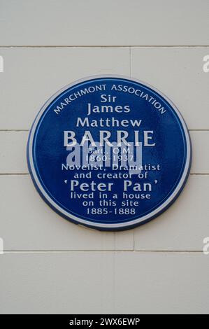 Blaue Gedenktafel am Gebäude an der Ecke Grenville Street und Bernard Street, die den Ort des ehemaligen Wohnsitzes von Sir James Barrie, dem Schriftsteller von Peter Pan London UK, markiert Stockfoto