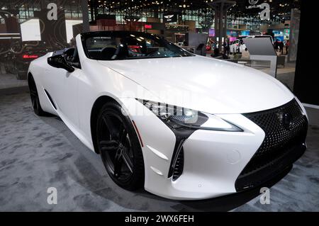 Das Lexus LC 500 Cabriolet wird am ersten Medientag auf der New York International Auto Show 2024 im Jacob K. Javits Convention Center gesehen. Das jährliche NYIAS in Manhattan, New York City, zeigte verschiedene Autohersteller, Erstauftritte von Neufahrzeugen und Fachleute der Automobilbranche. Die Show, die am 29. März für die Öffentlichkeit geöffnet und am 7. April endet, zieht Tausende von Autofahrern an. Die NYIAS begann 1900 mit der Präsentation von Automobilen und Beispielen zukünftiger Fahrzeugtechnologie. (Foto: Jimin Kim/SOPA Images/SIPA USA) Stockfoto