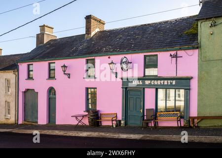 Lill McCarthy's Pub an der Main Street, Castletownshend, West Cork, Irland. Stockfoto