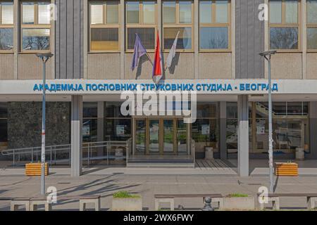 Belgrad, Serbien - 15. März 2020: Eingang zum Business School Education Building in der Kraljice Marije Street in der Hauptstadt. Stockfoto