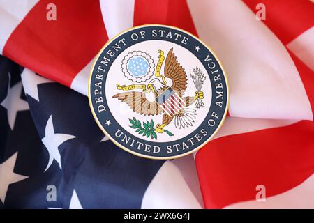 KIEW, UKRAINE - 9. MÄRZ 2024 US-Außenministerium siegelt die Flagge der Vereinigten Staaten von Amerika in Nahaufnahme Stockfoto