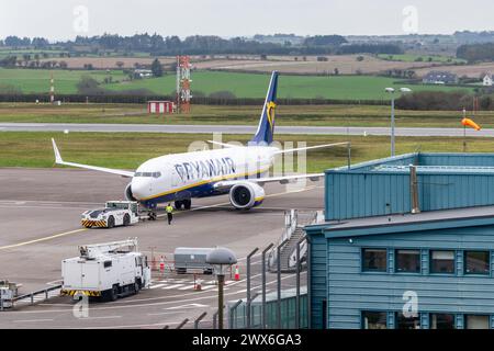 Die Ryanair Boeing 737 MAX 8-200 fährt am Flughafen Cork, Irland, zurück. Stockfoto