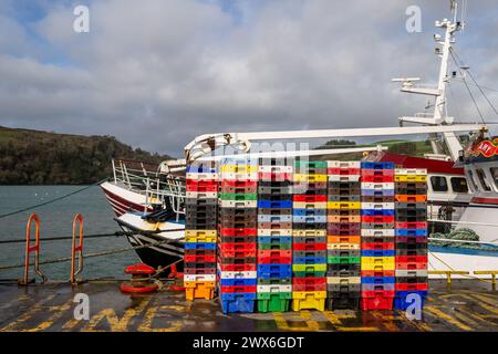 Leere Fischkisten stapelten sich am Kai am Keelbeg Pier, Union Hall, West Cork, Irland. Stockfoto