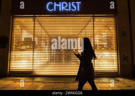 Christ Juweliergeschäft in der Neuhauser Straße, abends, München, März 2024 Deutschland, München, März 2024, Christ Juweliergeschäft in der Neuhauser Straße, abends bei Dunkelheit, Geschäft schon geschlossen, schließt um 19 Uhr, Passantin, Christ Juweliere und Uhrmacher, Bayern *** Christ Juweliergeschäft in der Neuhauser Straße, Abend, München, März 2024 Deutschland, München, München, März 2024, Christusschmuckgeschäft in der Neuhauser Straße, Abend im Dunkeln, Geschäft bereits geschlossen, schließt um 19 Uhr, Passant, Christusjuweler und Uhrmacher, Bayern Stockfoto