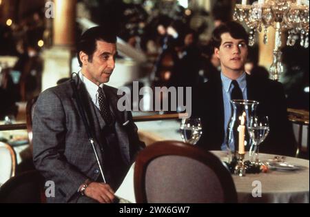 AL PACINO und CHRIS O'DONNELL in SCENT OF A WOMAN 1992 Regisseur MARTIN BREST Roman Giovanni Arpino Drehbuch Bo Goldman Musik Thomas Newman City Light Films / Universal Pictures Stockfoto