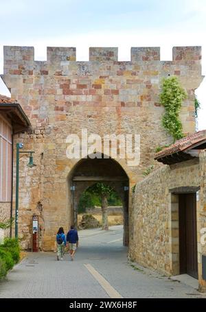 Das aus Stein gegossene Tor La Puerta del Paseo Real Aguilar de Campoo Palencia Castile und Leon Spanien Stockfoto