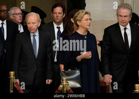 Joe Lieberman ist verstorben, Joe Lieberman, der ehemalige Senator von Connecticut, Joe Lieberman, links, und Schauspieler Warren Beatty, rechts, und seine Frau Annette Bening, zweite von rechts, kommt in die Rotunde, bevor der Sarg von Senator John McCain, R-Ariz, am Freitag, 31. August 2018, in Washington im Kapitol der USA liegt. (AP Photo/Andrew Harnik, Pool) /MediaPunch /MediaPunch Stockfoto