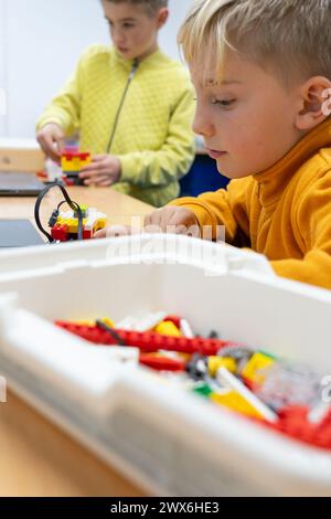 Kinder in der Robotik-Klasse erstellen einen Roboter mit dem Computer Stockfoto