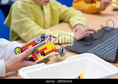 Junge lernen Programmierung in einer Robotik-Werkstatt Stockfoto