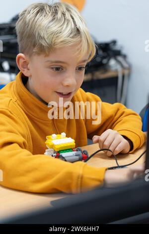 Junge, der Robotik mit einem Computer lernt Stockfoto