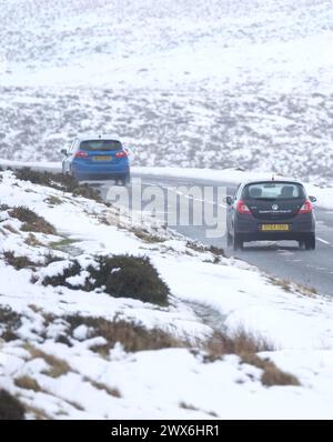 Schneebedeckte Bedingungen auf Dartmoor. In Teilen Südwestenglands und Wales ist Schnee gefallen. Laut Wettervorhersage bewegt sich ein Gebiet mit Regen, Schneeregen und Bergschnee nach Norden durch Großbritannien, während sich Urlauber auf Osterausflüge vorbereiten. Bilddatum: Donnerstag, 28. März 2024. Stockfoto