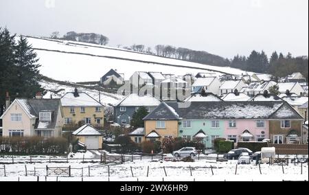 Schneebedeckte Bedingungen auf Dartmoor. In Teilen Südwestenglands und Wales ist Schnee gefallen. Laut Wettervorhersage bewegt sich ein Gebiet mit Regen, Schneeregen und Bergschnee nach Norden durch Großbritannien, während sich Urlauber auf Osterausflüge vorbereiten. Bilddatum: Donnerstag, 28. März 2024. Stockfoto