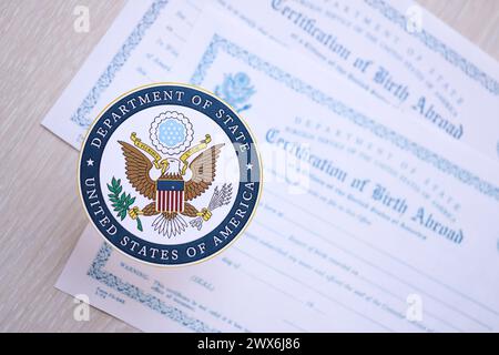 KIEW, UKRAINE - 9. MÄRZ 2024 Siegel des US-Außenministeriums zur Bescheinigung der Geburt im Ausland Nahaufnahme Stockfoto