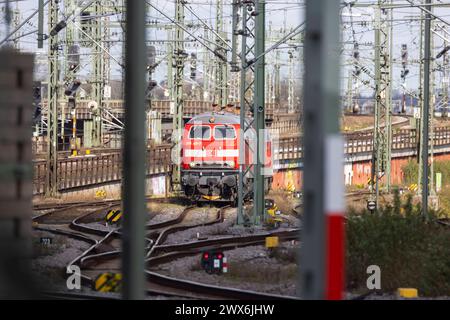 Hauptbahnhof Stuttgart mit Regionalzug. // Stuttgart, Baden-Württemberg, Deutschland, 26.03.2024 *** Stuttgart Hauptbahnhof mit Regionalzug Stuttgart, Baden Württemberg, Deutschland, 26 03 2024 Stockfoto