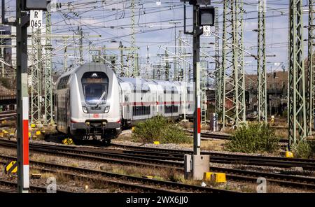 Hauptbahnof Stuttgart mit InterCity IC. // Stuttgart, Baden-Württemberg, Deutschland, 26.03.2024 *** Stuttgart Hauptbahnhof mit InterCity IC Stuttgart, Baden Württemberg, Deutschland, 26 03 2024 Stockfoto