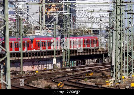 Hauptbahnhof Stuttgart mit Regionalzug. // Stuttgart, Baden-Württemberg, Deutschland, 26.03.2024 *** Stuttgart Hauptbahnhof mit Regionalzug Stuttgart, Baden Württemberg, Deutschland, 26 03 2024 Stockfoto