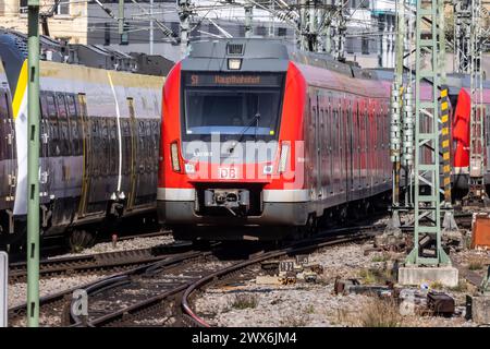 Hauptbahnhof Stuttgart mit Regionalzug. // Stuttgart, Baden-Württemberg, Deutschland, 26.03.2024 *** Stuttgart Hauptbahnhof mit Regionalzug Stuttgart, Baden Württemberg, Deutschland, 26 03 2024 Stockfoto