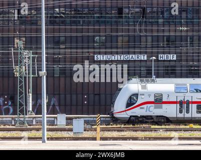 Hauptbahnof Stuttgart mit InterCity IC. // Stuttgart, Baden-Württemberg, Deutschland, 26.03.2024 *** Stuttgart Hauptbahnhof mit InterCity IC Stuttgart, Baden Württemberg, Deutschland, 26 03 2024 Stockfoto