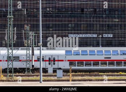 Hauptbahnof Stuttgart mit InterCity IC. // Stuttgart, Baden-Württemberg, Deutschland, 26.03.2024 *** Stuttgart Hauptbahnhof mit InterCity IC Stuttgart, Baden Württemberg, Deutschland, 26 03 2024 Stockfoto