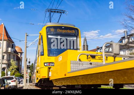 Zahnradbahn der Stuttgarter Straßenbahnen AG SSB. Im Volksmund wird die Bahn Zacke genannt, sie gilt als ein Stuttgarter Wahrzeichen. // Stuttgart, Baden-Württemberg, Deutschland, 26.03.2024 *** Zahnradbahn der Stuttgarter Straßenbahnen AG SSB im Volksmund Zacke bekannt, ist sie ein Stuttgarter Wahrzeichen Stuttgart, Baden Württemberg, Deutschland, 26 03 2024 Stockfoto