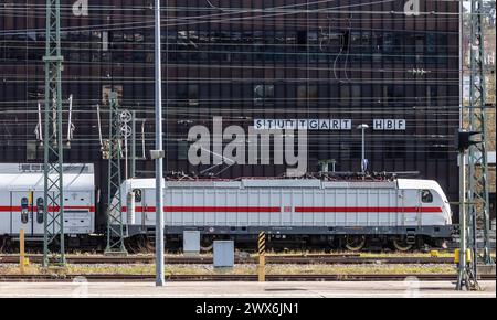 Hauptbahnof Stuttgart mit InterCity IC. // Stuttgart, Baden-Württemberg, Deutschland, 26.03.2024 *** Stuttgart Hauptbahnhof mit InterCity IC Stuttgart, Baden Württemberg, Deutschland, 26 03 2024 Stockfoto