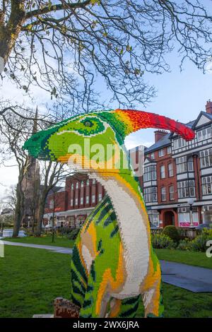 Parasaurolophus Dinosaur Southport, Merseyside. Wetter in Großbritannien; 28. März 2024 Heller Start in die Tage, wenn sich die Town Centre Gardens in DinoTown verwandeln! Die BRICKOSAURS-Ausstellung zeigt fünfzehn aus Ziegeln gebaute Dinosaurier, die aus über 550.000 Spielzeugziegeln hergestellt wurden. Kolossale Velociraptoren, ein Ankylosaur mit Schlägerschwanz und ein majestätischer Pteranodon. BID Business Improvement District Osterattraktion; Credit MediaWorldImages/AlamyLiveNews Stockfoto