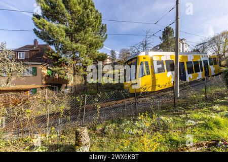 Zahnradbahn der Stuttgarter Straßenbahnen AG SSB. Im Volksmund wird die Bahn Zacke genannt, sie gilt als ein Stuttgarter Wahrzeichen. // Stuttgart, Baden-Württemberg, Deutschland, 26.03.2024 *** Zahnradbahn der Stuttgarter Straßenbahnen AG SSB im Volksmund Zacke bekannt, ist sie ein Stuttgarter Wahrzeichen Stuttgart, Baden Württemberg, Deutschland, 26 03 2024 Stockfoto