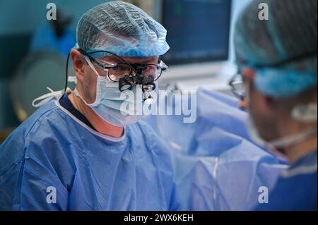 LVIV, UKRAINE - 27. MÄRZ 2024 - führender Herzchirurg und stellvertretender Direktor des Amosov Nationalen Instituts für Herz-Kreislauf-Chirurgie Kostiantyn Rudenko führt gemeinsam mit Spezialisten des Amosov Nationalen Instituts für Herz-Kreislauf-Chirurgie eine Operation am offenen Herzen durch, die nach der Ferrazzi-Methode in St. Klinisches Krankenhaus Panteleimon, Lviv, Westukraine. Stockfoto