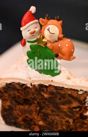 Eiskuchen mit süßen Kuchenauflagen. Stockfoto