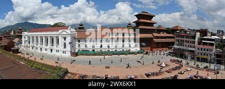 Panorama des Basantapur-Platzes mit neoklassizistischem Gaddi Baithak-Palast auf der linken Seite und Nautalle Durbar oder Basantur-Turm auf der rechten Seite, Durbar-Platz, Kathmandu Stockfoto