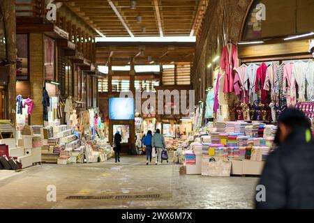 Ein Wandteppich der Tradition: Bunte Auswahl muslimischer Kleidung zum Verkauf auf den Straßen von Istanbul Stockfoto