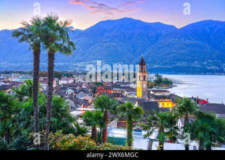 Ascona, Schweiz, Stadtansicht am Ufer des Lago Maggiore bei Sonnenaufgang. Stockfoto