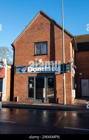 Donnerstag, 28. März 2024, am frühen Morgen in Wallingford, Oxfordshire - Dominos Pizza Place Stockfoto