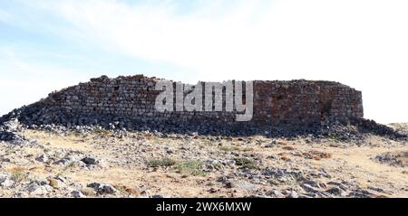 Die Mauer ist von den Ruinen der Burg erhalten Stockfoto