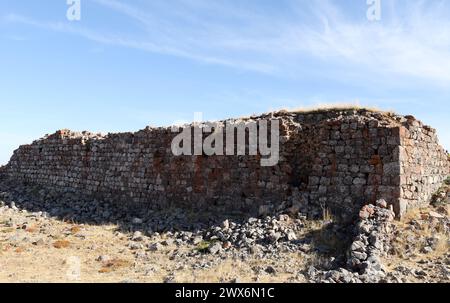 Die Mauer ist von den Ruinen der Burg erhalten Stockfoto