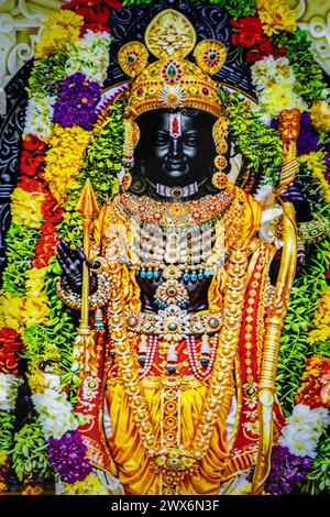 der hindugott rama aus Ramayana ist eine schwarze Steinstatue aus flachem Winkel im Detail aufgenommen in Shree RAM Janmabhoomi Mandir Ayodhya uttar Pradhesh Stockfoto