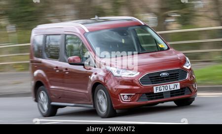 Milton Keynes, UK-März 26th 2024: 2020 Ford Tourneo Connect Dieselmotor Auto fährt auf einer britischen Straße Stockfoto