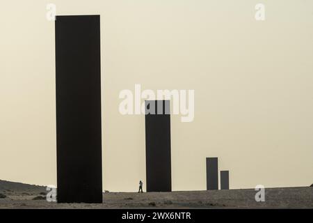 Brouq, Katar. März 2024. Das Aktenfoto vom 19. November 2021 zeigt die Skulptur „Ost-West/West-Ost“ des amerikanischen Künstlers Richard Serra im Naturschutzgebiet Brouq in Katar, eine Autostunde westlich der Hauptstadt Doha. Das Werk besteht aus vier Stahlplatten, die jeweils über 14 Meter hoch sind, mitten in der Wüste. Richard Serra starb im März 2024 im Alter von 85 Jahren. Foto: Balkis Press/ABACAPRESS.COM Credit: Abaca Press/Alamy Live News Stockfoto