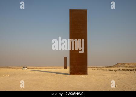 Brouq, Katar. März 2024. Das Aktenfoto vom 19. November 2021 zeigt die Skulptur „Ost-West/West-Ost“ des amerikanischen Künstlers Richard Serra im Naturschutzgebiet Brouq in Katar, eine Autostunde westlich der Hauptstadt Doha. Das Werk besteht aus vier Stahlplatten, die jeweils über 14 Meter hoch sind, mitten in der Wüste. Richard Serra starb im März 2024 im Alter von 85 Jahren. Foto: Balkis Press/ABACAPRESS.COM Credit: Abaca Press/Alamy Live News Stockfoto