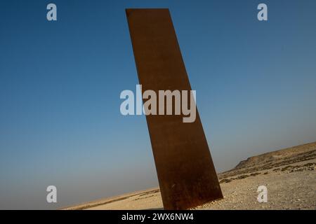 Brouq, Katar. März 2024. Das Aktenfoto vom 19. November 2021 zeigt die Skulptur „Ost-West/West-Ost“ des amerikanischen Künstlers Richard Serra im Naturschutzgebiet Brouq in Katar, eine Autostunde westlich der Hauptstadt Doha. Das Werk besteht aus vier Stahlplatten, die jeweils über 14 Meter hoch sind, mitten in der Wüste. Richard Serra starb im März 2024 im Alter von 85 Jahren. Foto: Balkis Press/ABACAPRESS.COM Credit: Abaca Press/Alamy Live News Stockfoto