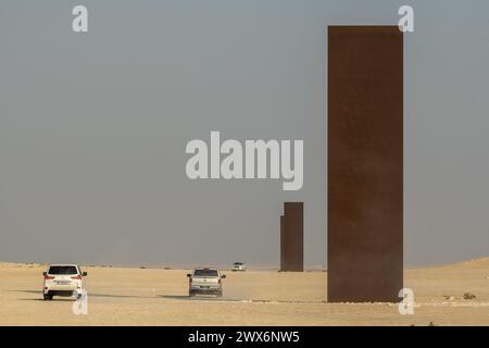 Brouq, Katar. März 2024. Das Aktenfoto vom 19. November 2021 zeigt die Skulptur „Ost-West/West-Ost“ des amerikanischen Künstlers Richard Serra im Naturschutzgebiet Brouq in Katar, eine Autostunde westlich der Hauptstadt Doha. Das Werk besteht aus vier Stahlplatten, die jeweils über 14 Meter hoch sind, mitten in der Wüste. Richard Serra starb im März 2024 im Alter von 85 Jahren. Foto: Balkis Press/ABACAPRESS.COM Credit: Abaca Press/Alamy Live News Stockfoto