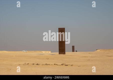 Brouq, Katar. März 2024. Das Aktenfoto vom 19. November 2021 zeigt die Skulptur „Ost-West/West-Ost“ des amerikanischen Künstlers Richard Serra im Naturschutzgebiet Brouq in Katar, eine Autostunde westlich der Hauptstadt Doha. Das Werk besteht aus vier Stahlplatten, die jeweils über 14 Meter hoch sind, mitten in der Wüste. Richard Serra starb im März 2024 im Alter von 85 Jahren. Foto: Balkis Press/ABACAPRESS.COM Credit: Abaca Press/Alamy Live News Stockfoto