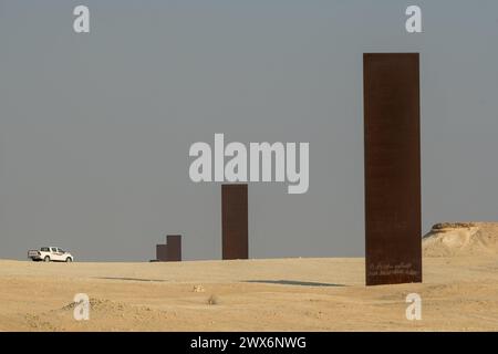 Brouq, Katar. März 2024. Das Aktenfoto vom 19. November 2021 zeigt die Skulptur „Ost-West/West-Ost“ des amerikanischen Künstlers Richard Serra im Naturschutzgebiet Brouq in Katar, eine Autostunde westlich der Hauptstadt Doha. Das Werk besteht aus vier Stahlplatten, die jeweils über 14 Meter hoch sind, mitten in der Wüste. Richard Serra starb im März 2024 im Alter von 85 Jahren. Foto: Balkis Press/ABACAPRESS.COM Credit: Abaca Press/Alamy Live News Stockfoto