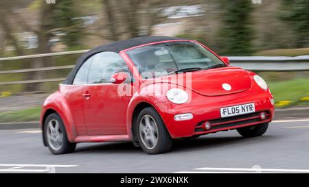 Milton Keynes, UK-Mar 26th 2024: 2005 roter Dieselmotor Volkswagen Beetle Auto fährt auf einer britischen Straße Stockfoto
