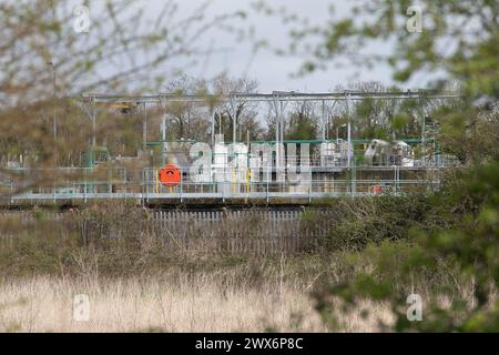 Slough, Berkshire, Großbritannien. März 2024. Slough Klärwerk in Slough, Berkshire. Die Möglichkeit einer Verstaatlichung von Thames Water hat heute stark zugenommen, da sich die Aktionäre des größten Wasserunternehmens des Vereinigten Königreichs weigern, 500 Millionen Pfund an Soforthilfen bereitzustellen. Der CEO von Thames Water, Chris Weston, hat Berichten zufolge gesagt, dass, wenn bis Ende 2024 keine Finanzierungsinvestitionen gefunden werden können, die Aussicht besteht, dass das Unternehmen in eine Sonderverwaltung übergeht. Quelle: Maureen McLean/Alamy Live News Stockfoto