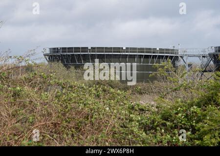 Slough, Berkshire, Großbritannien. März 2024. Slough Klärwerk in Slough, Berkshire. Die Möglichkeit einer Verstaatlichung von Thames Water hat heute stark zugenommen, da sich die Aktionäre des größten Wasserunternehmens des Vereinigten Königreichs weigern, 500 Millionen Pfund an Soforthilfen bereitzustellen. Der CEO von Thames Water, Chris Weston, hat Berichten zufolge gesagt, dass, wenn bis Ende 2024 keine Finanzierungsinvestitionen gefunden werden können, die Aussicht besteht, dass das Unternehmen in eine Sonderverwaltung übergeht. Quelle: Maureen McLean/Alamy Live News Stockfoto