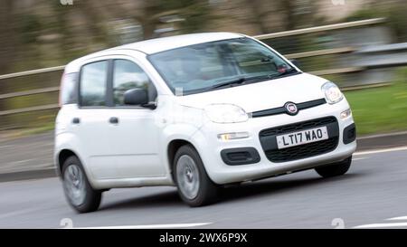 Milton Keynes, UK-Mar 26th 2024: 2017 weißer Fiat Panda Auto fährt auf einer britischen Straße Stockfoto