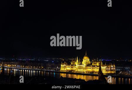 Blick aus der Vogelperspektive auf Budapests Parlamentsgebäude bei Nacht Stockfoto