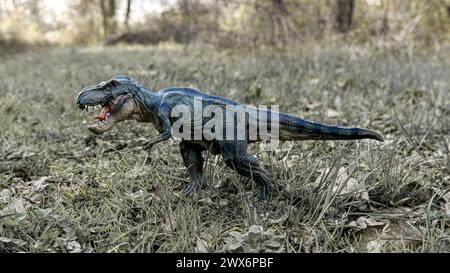 T Rex Dinosaurier monströses Tier mit scharfen Zähnen, das im Wald steht Stockfoto