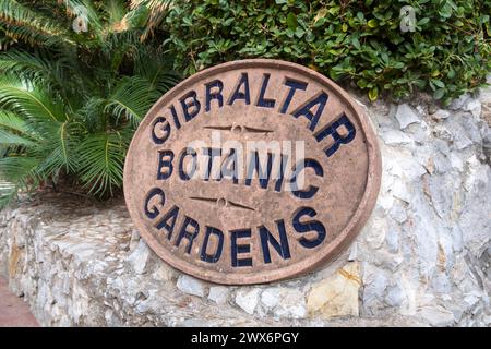 Großes ovales Schild am Eingang des Botanischen Gartens von Gibraltar, der auch als Alameda-Gärten bekannt ist. Stockfoto